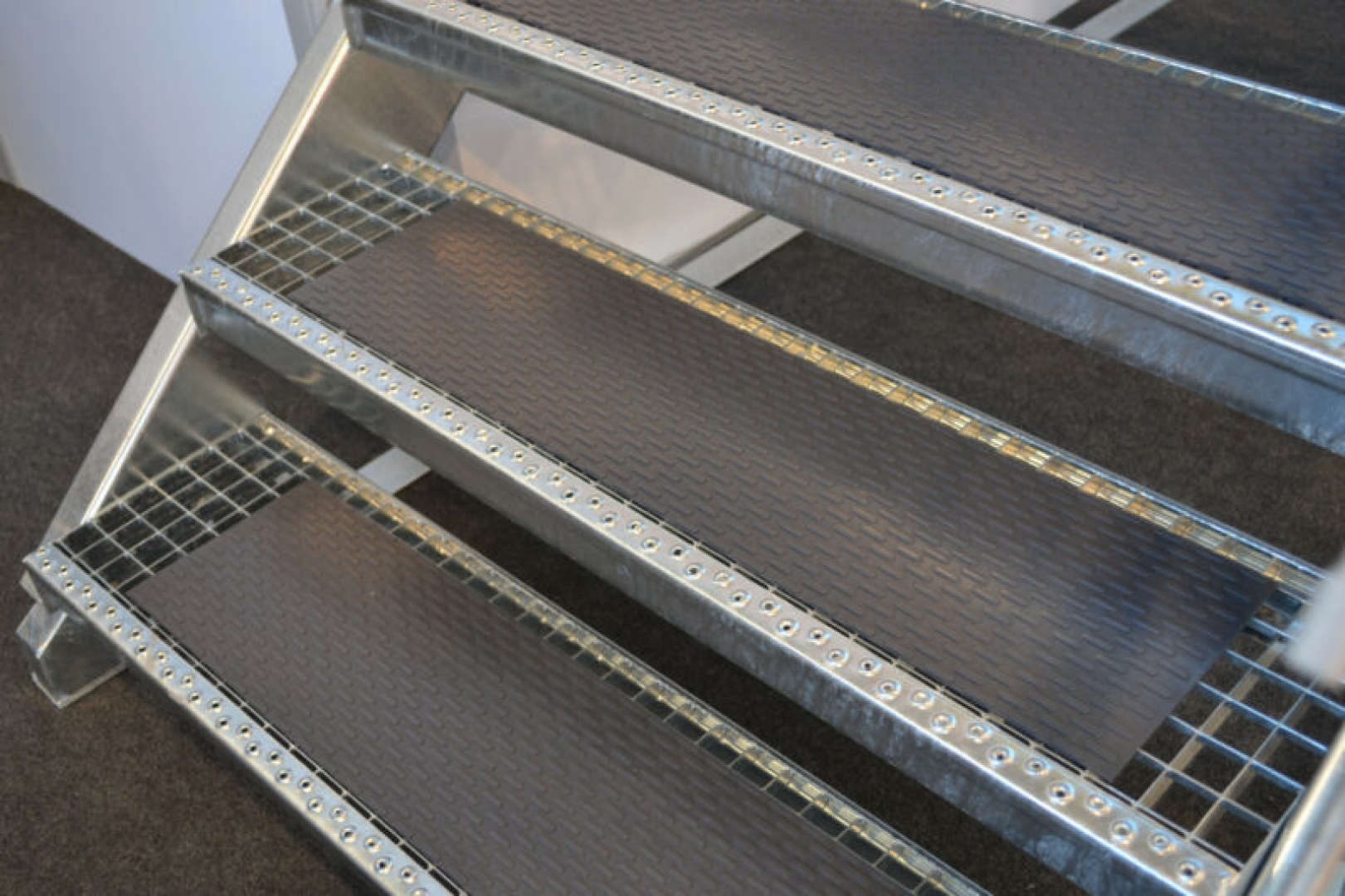 MEAfloor anti-skid R11 grating support studded approx. 800x200 mm gray - Kopie - Kopie